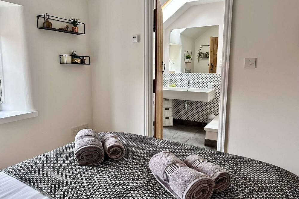 Wild Strawberry Cottage is a charming hideaway within a peaceful courtyard in Burnham Market, Norfolk Coast