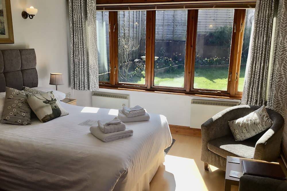 Entire apartment, Whortleberry Studio - delightful bright airy ensuite B&B in Porlock, Somerset