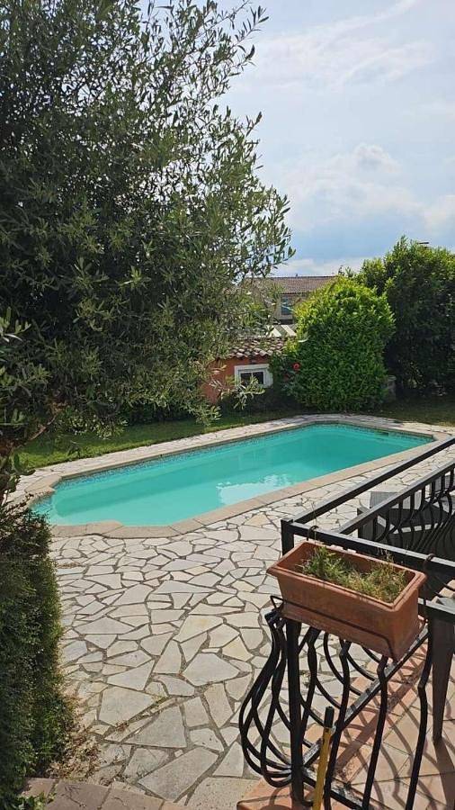 Gîte pour 5 personnes, avec vue ainsi que jardin et piscine, animaux acceptés à Levens - 2