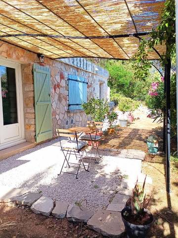 Gîte pour 2 personnes, avec terrasse à Vins-sur-Caramy