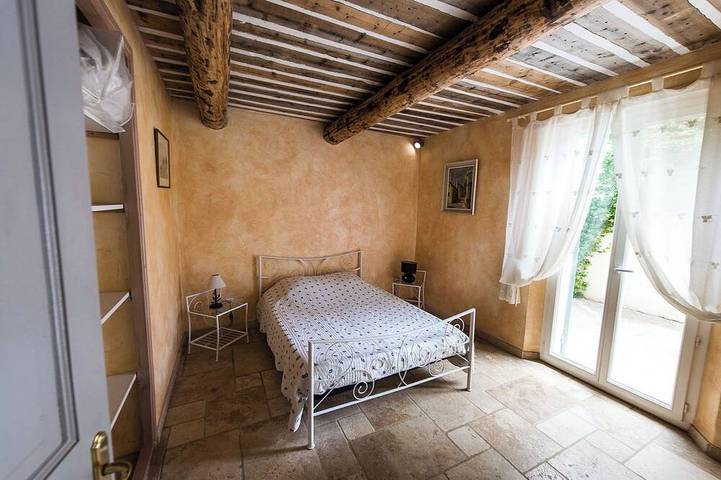 Just a short walk from the Luberon Mountains—accommodations for up to six people in Maubec, Regionaler Naturpark Luberon