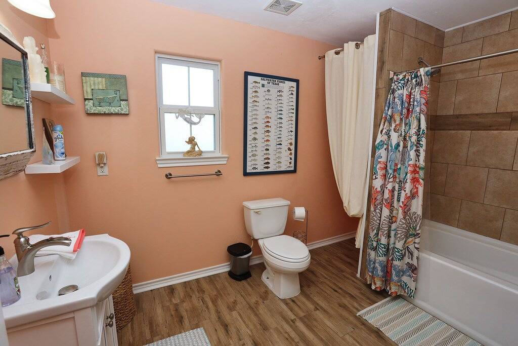 Stroll the Beach! Relaxing Home 7 Min Walk to Beach+ Outdoor Space in Crystal Beach, Galveston County