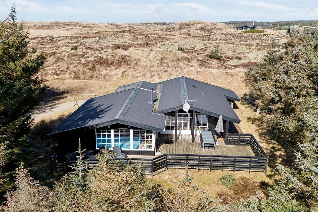 Schönes Ferienhaus mit Pool – nur 300 m von der Nordsee in Ringkøbing, Holmsland Klit