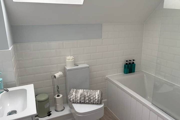 Ganze Wohnung, Elegant Retreat 6 Mins Drive from Ferry + Parking in Dover, Kent