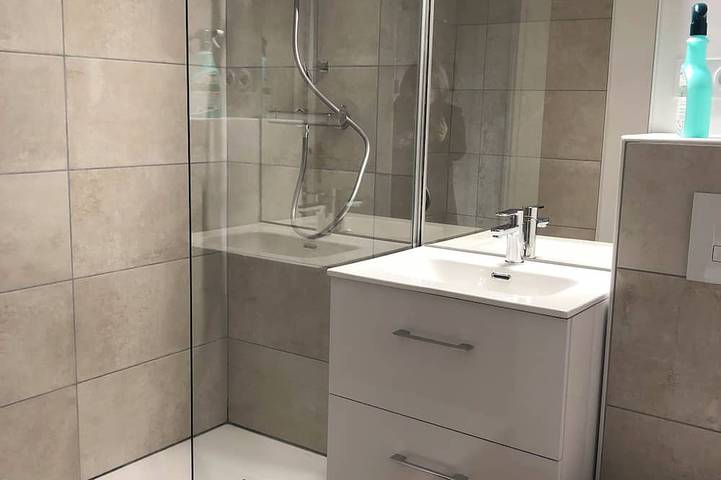 Entire apartment, Studio 29m2 650m from the thermal baths very bright with elevator, private parking in Bagnoles-de-l'Orne, Parc naturel régional Normandie-Maine