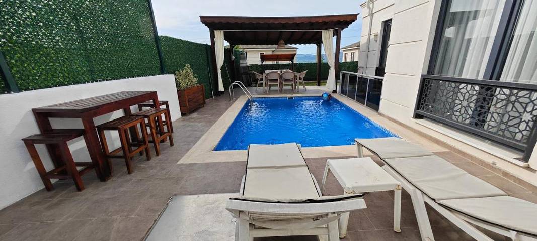 Villa für 5 Personen, mit Ausblick und Balkon sowie Pool und Seeblick in Sapanca