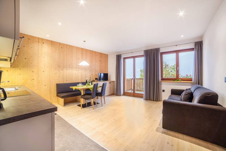 Ferienwohnung für 6 Personen, mit Balkon und Seeblick, mit Haustier in Ulten