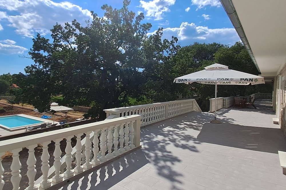 Entire apartment, New Holliday Apartment A2+2, Family house, garden pool, terase, wi-fi in Šibenik-Knin