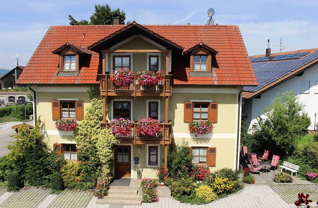 Gäste-Haus Rösch - Zweibettzimmer mit eigenem Bad in Wiesent, Ostbayern