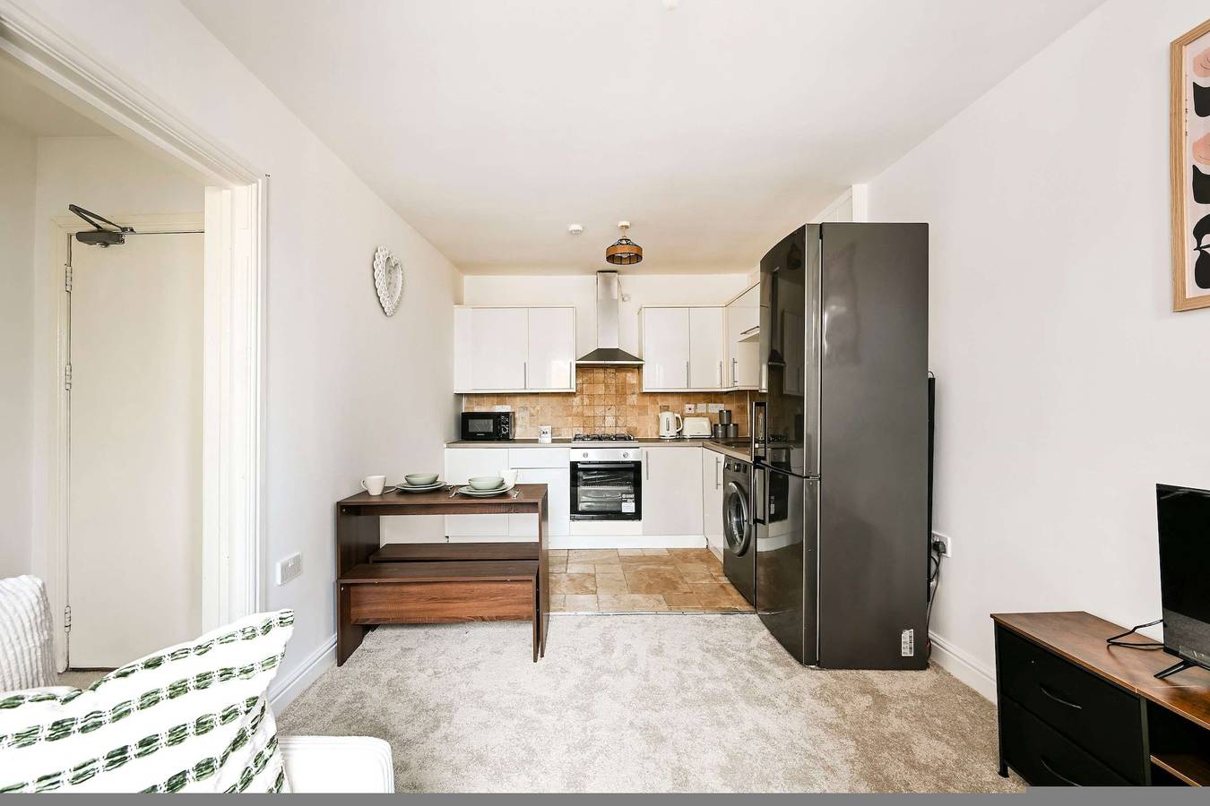 Entire apartment, Stylish 1Br Ealing   15m to Lhr   20m to Hub in Ealing, London