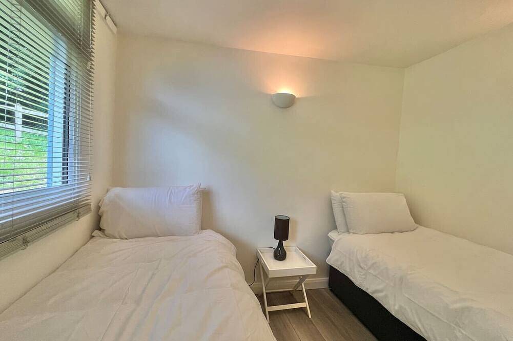 Entire apartment, Spacious 2-bedroom chalet with amazing sundeck in Dartmouth, Devon