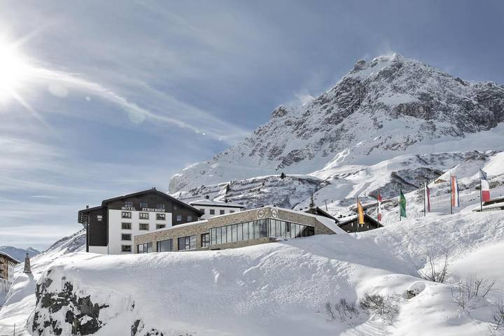 Hôtel pour 4 personnes, avec jacuzzi et terrasse ainsi que piscine et sauna, adapté aux familles dans Zurs