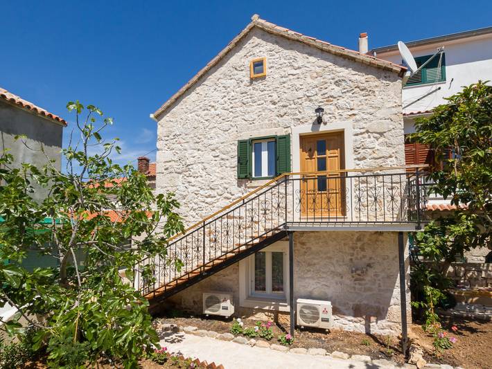 Ferienwohnung für 2 Personen, mit Garten und Terrasse in Sibenik