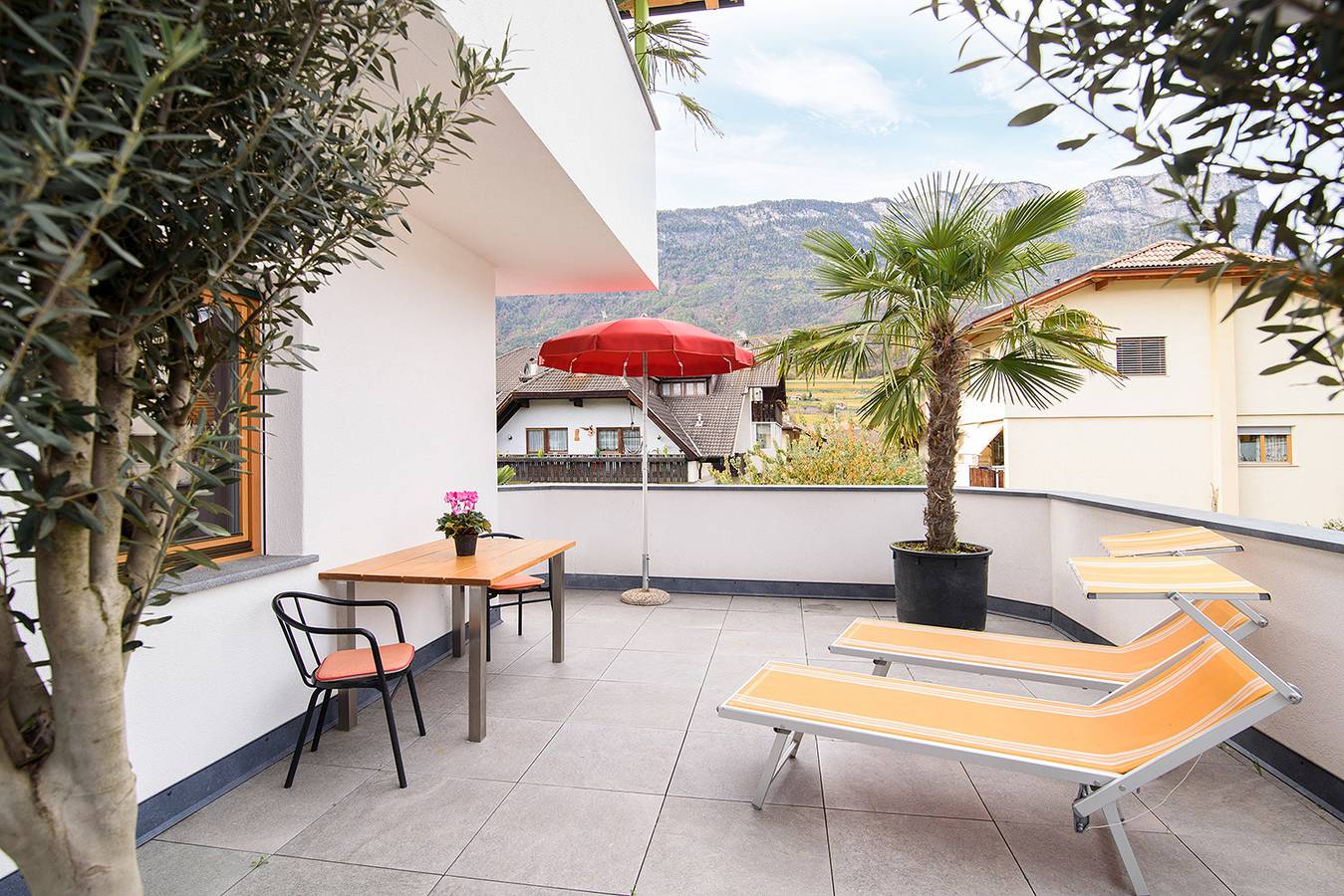 Hel studio-lejlighed, Studio Apartment 'Peter Paul  Penegal' with Mountain View and Shared Terrace in St. Pauls, Eppan an der Weinstraße