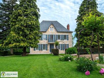 Location de vacances pour 8 personnes, avec terrasse et jardin, animaux acceptés à Rieupeyroux