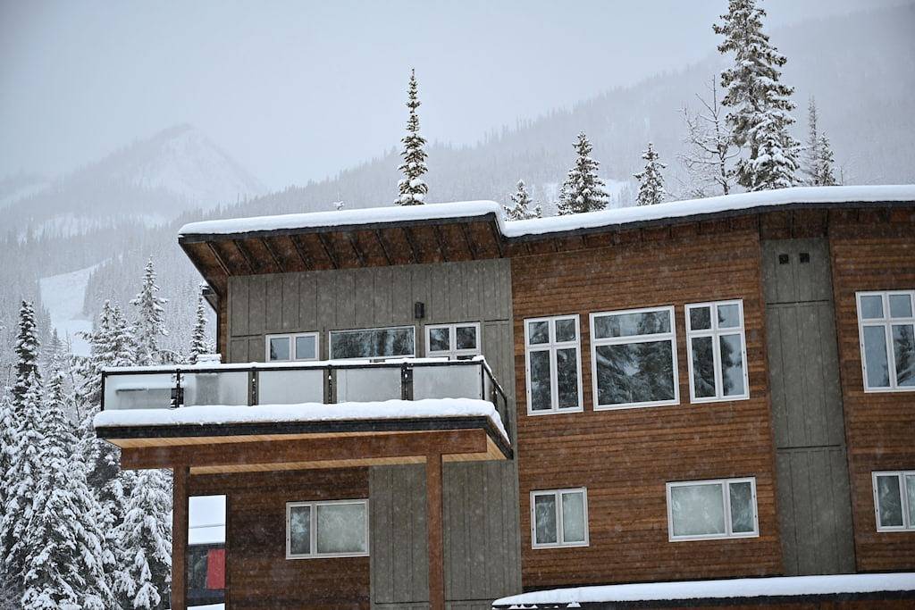 Neu gebautes, modernes Ski-In / Ski-Out Haus mit herrlichem Blick auf das Columbia River Valley in Kicking Horse