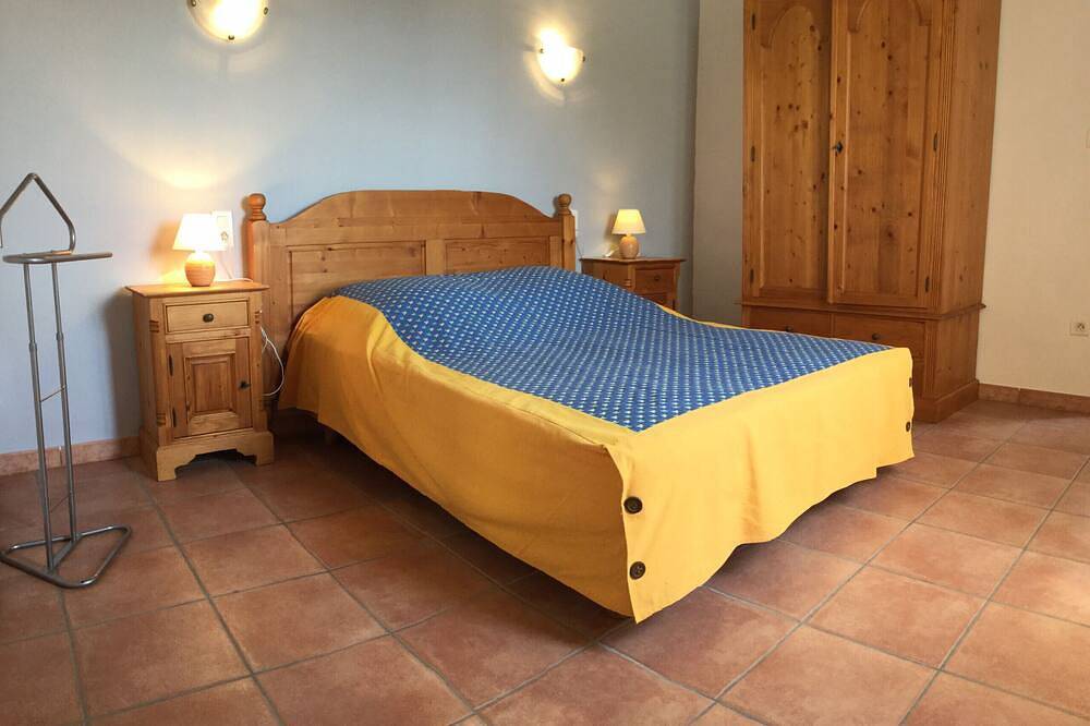 Parte de una casa de campo provenzal con piscina disfrutando de una vista del Ventoux. in Bédarrides, Vaucluse