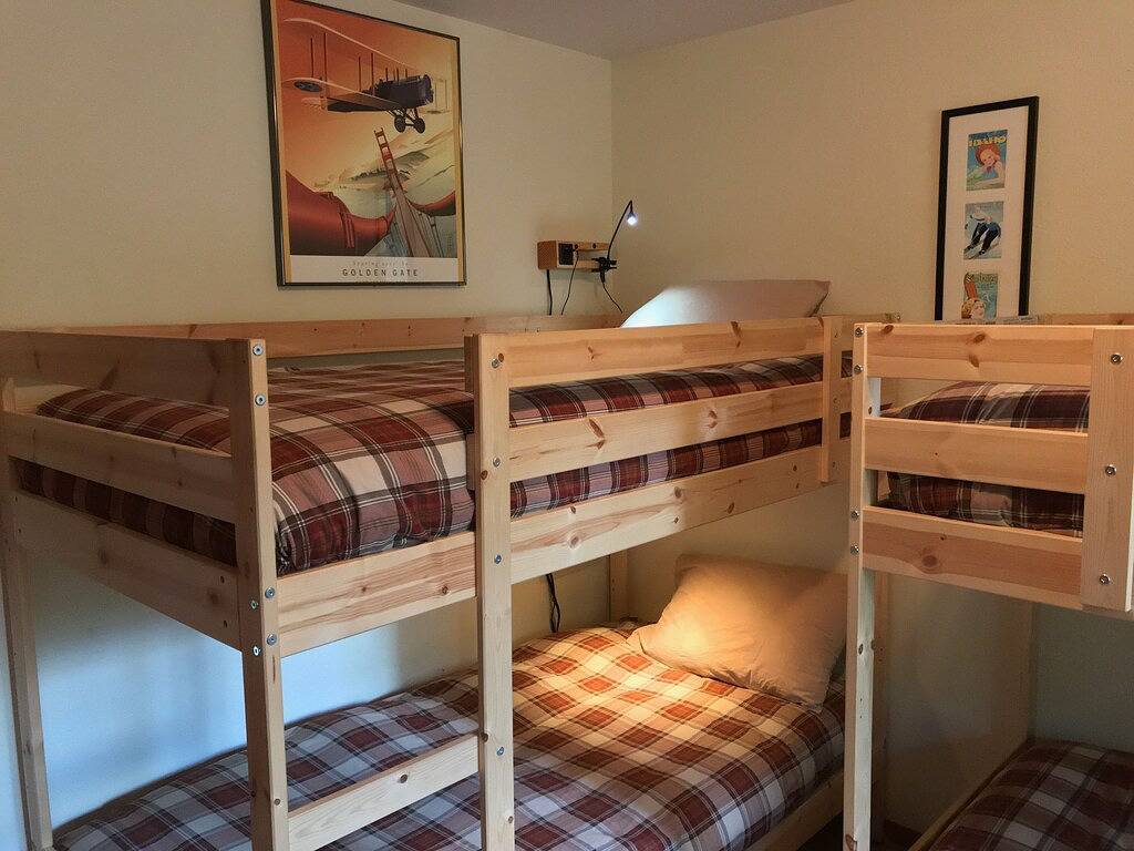 Charmante Hütte in der Nähe von Fort Rock Park und Sharc! Whirlpool! 8 Sharc Pässe inklusive! in Sunriver, Deschutes County