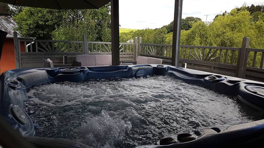Eifel Dream Landhaus con jacuzzi exterior privado y sauna al aire libre in Plütscheid, Bitburg-Prüm