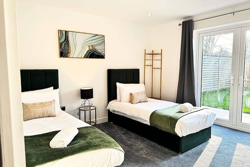 Entire apartment, Heathrow Convenience Haven - Free Parking - Near Restaurants - Ev Charging in Spelthorne, Surrey