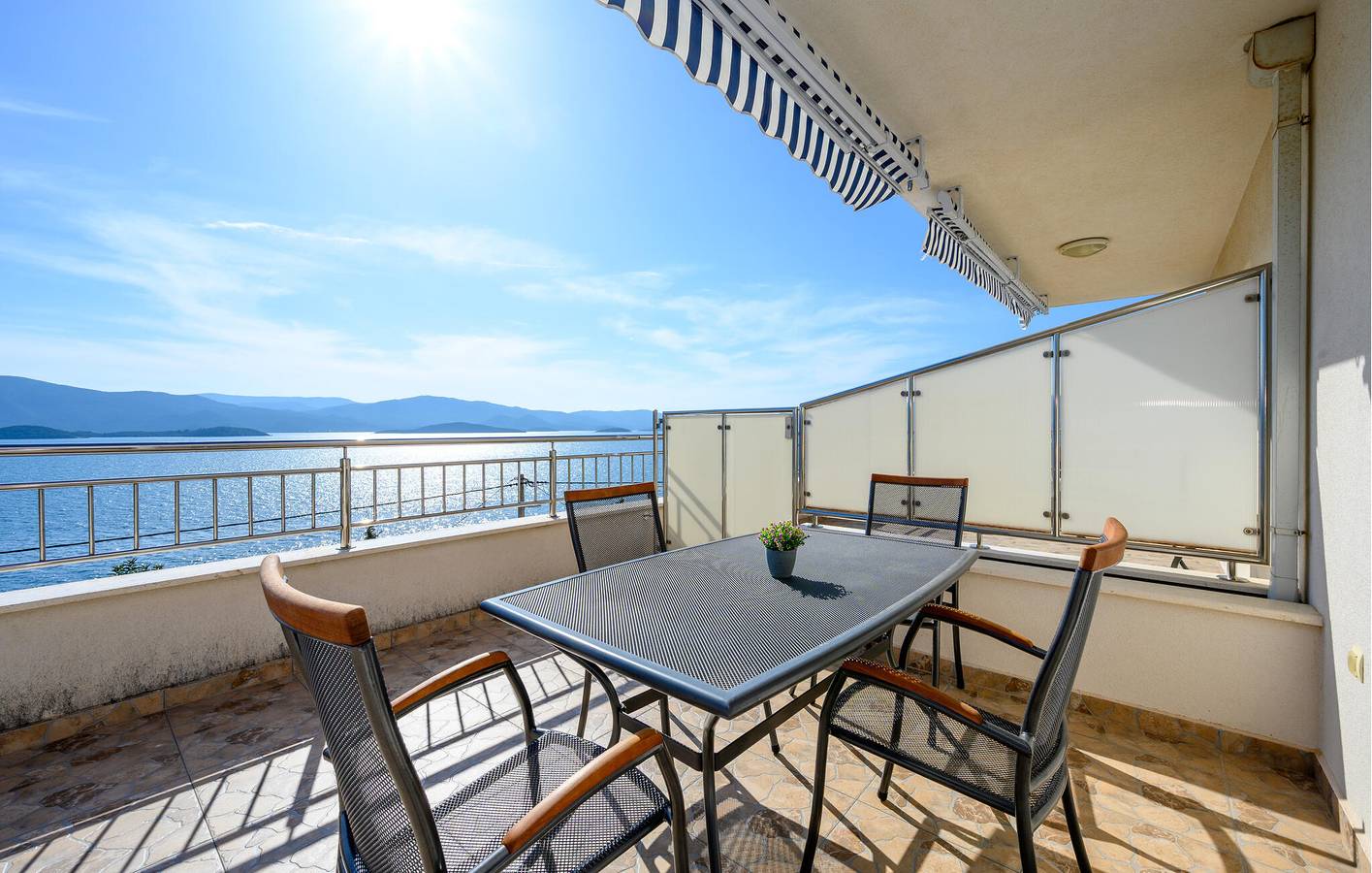 Ganze Ferienwohnung, Gemütliche Wohnung mit Terrasse, WLAN und Parkplatz, 100 m bis zur Küste in Komarna, Dubrovnik-Neretva