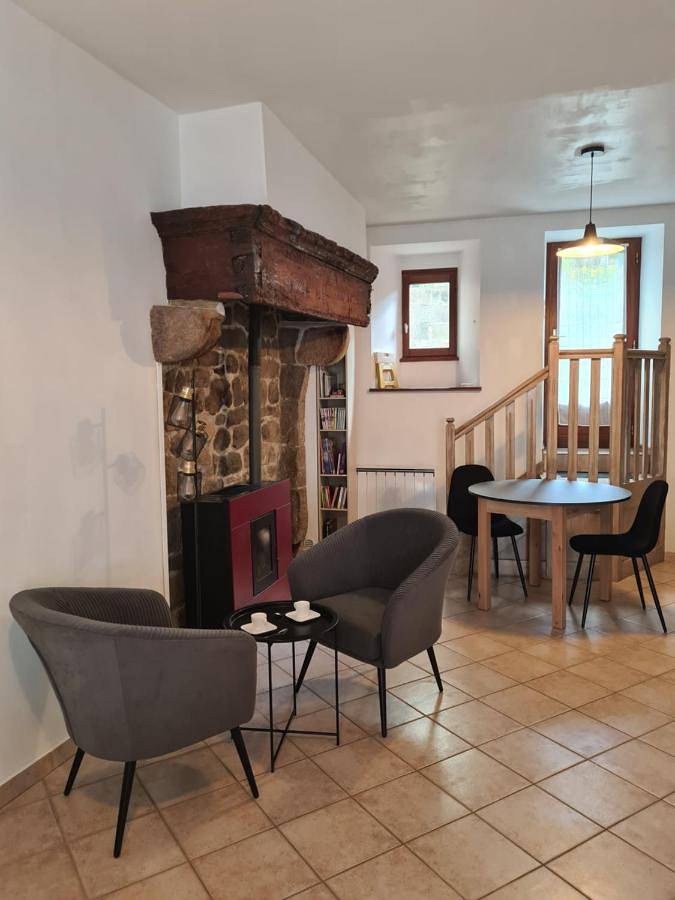 Appartement entier, One-Bedroom Apartment in Saint-Chély-d'Apcher, Région de Mende