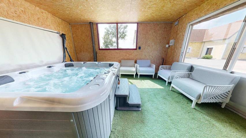 Location de vacances pour 25 personnes, avec jardin et jacuzzi dans La Haye-Pesnel - 2