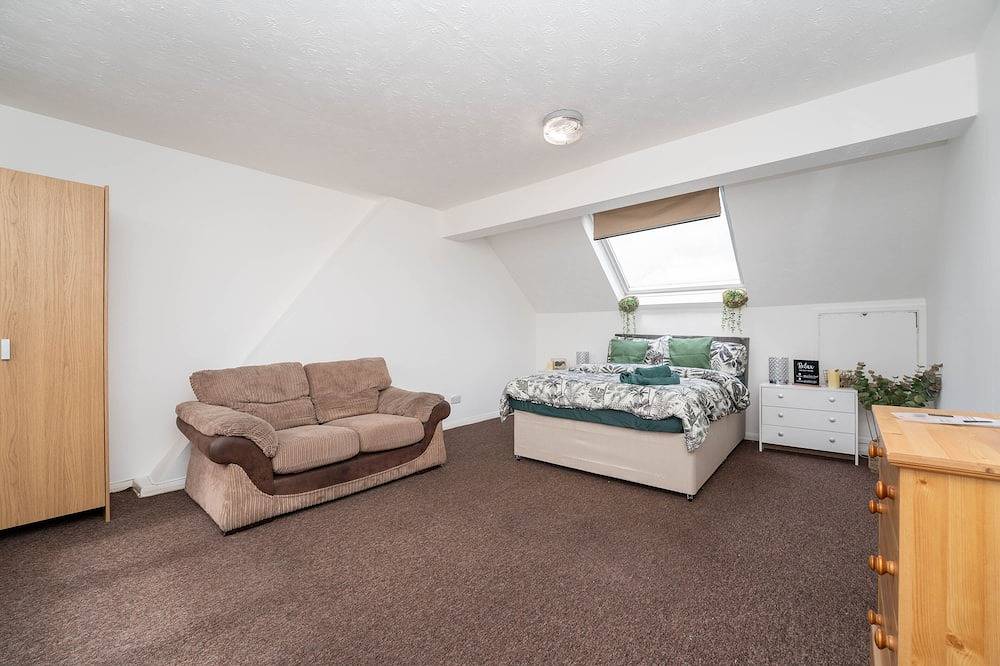 Room 5 - Double Bedroom with Sofa and additional Single bed - Loft Room in Iver, Colne Valley Park