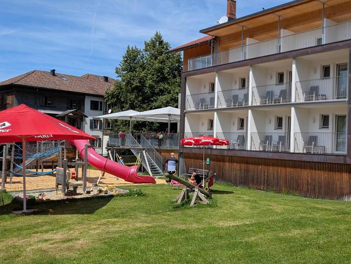 Hotel, mit Balkon und Terrasse sowie Garten und Ausblick in Lingenau
