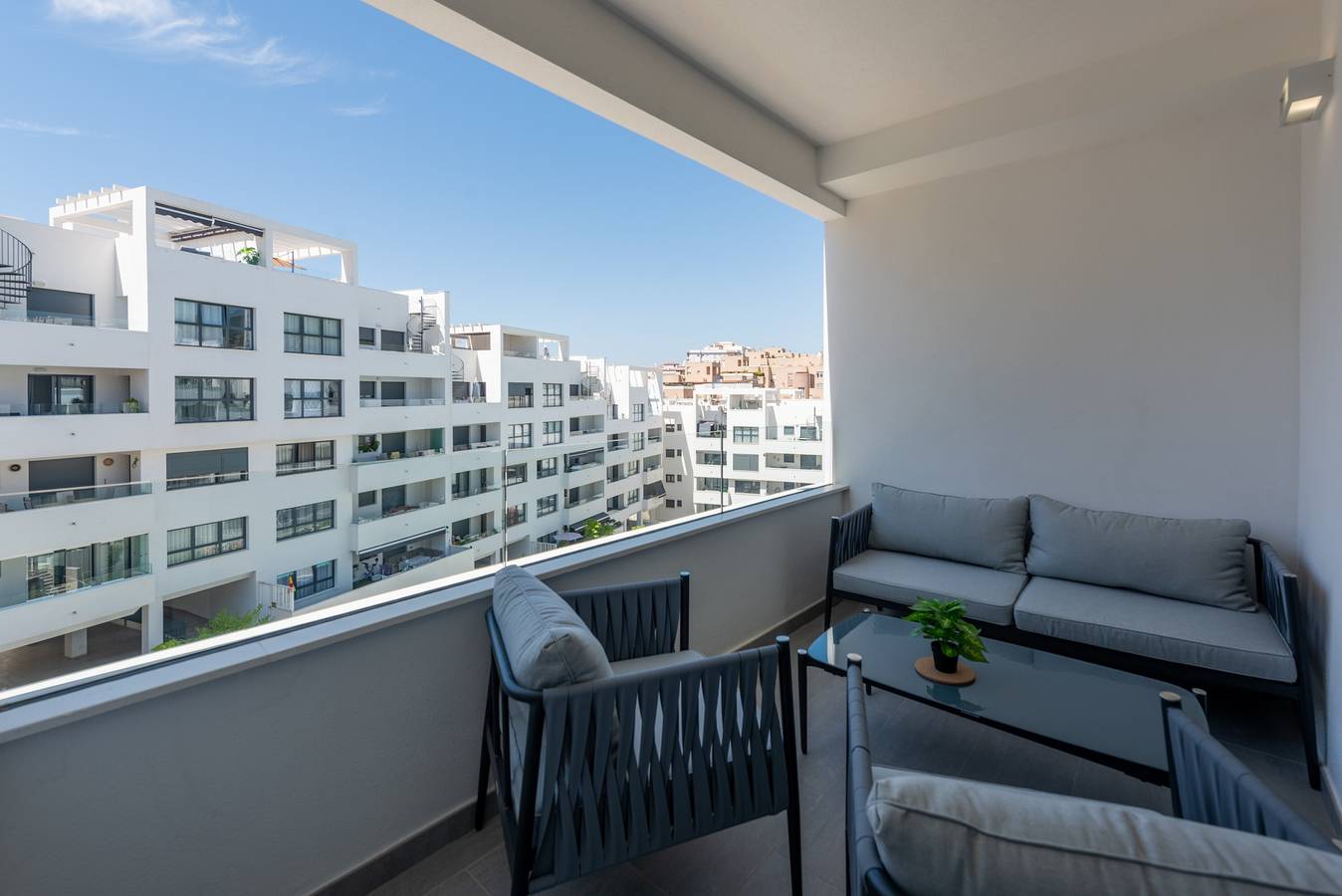 Entire apartment, Apartment 'Figaro Terrace&Pool Apartment' with Shared Pool, Wi-Fi and Air Conditioning in Estepona, Costa del Sol