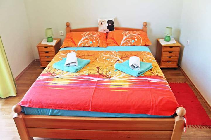 Ganze Wohnung, Große Waldwohnung, nur 450 m vom Strand, 4 km von der Altstadt von Trogir in Okrug Gornji, Ciovo