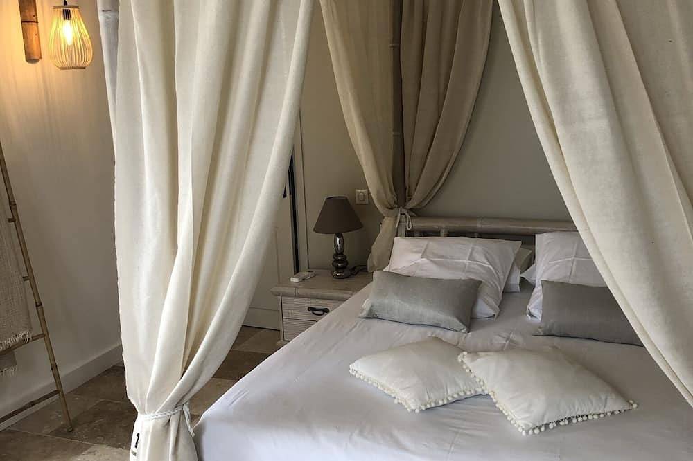 Large charming Bastide- private pool- Air conditioning- Wifi-1.2 km from St Tropez-Vue Mer in Gassin, Draguignan Region