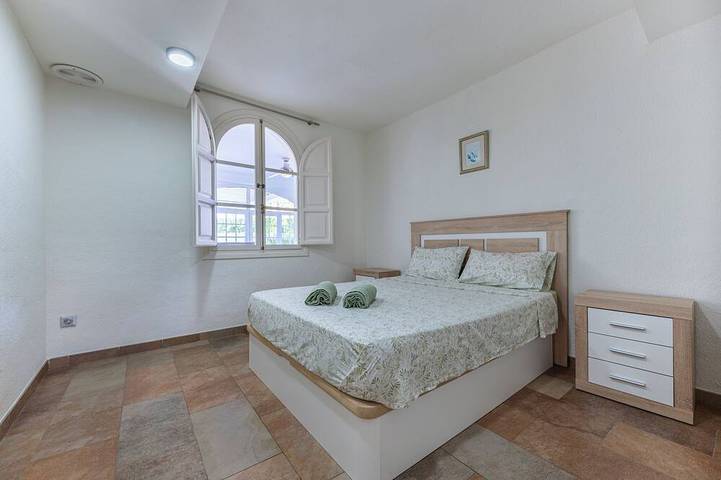 Large villa with huge garden and swimming pool, perfect for groups and events in Elche, Costa Blanca