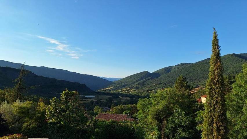 Location de vacances pour 4 personnes, avec balcon ainsi que jacuzzi et jardin à La Robine-sur-Galabre