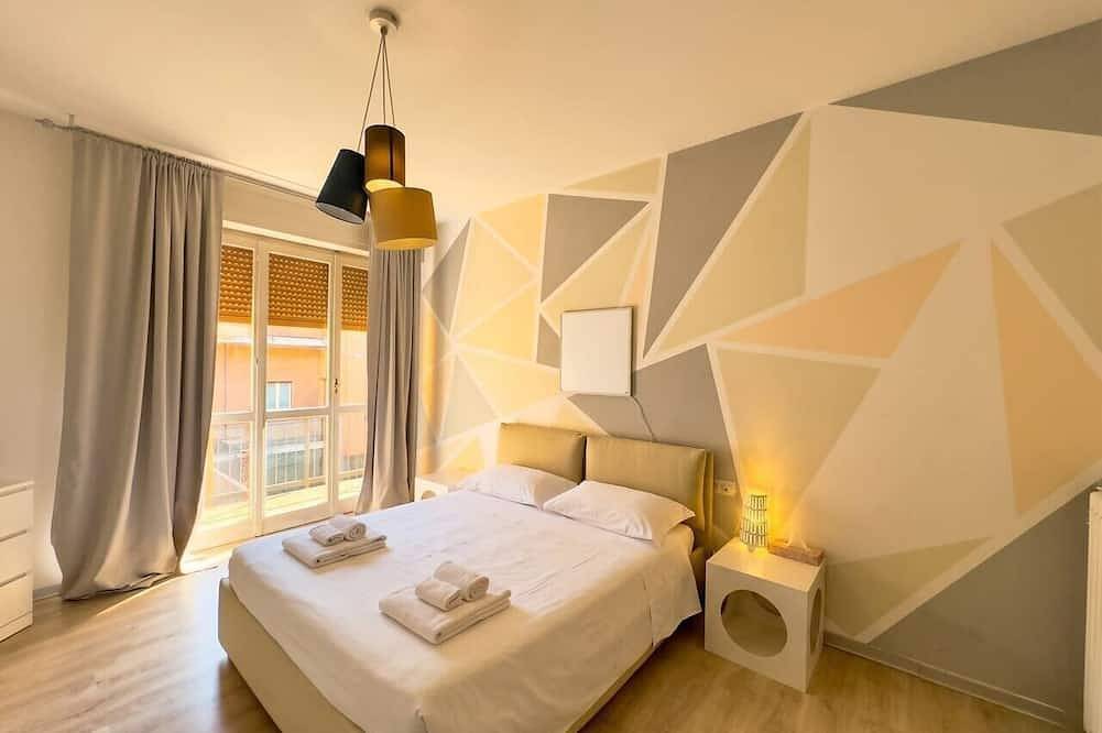 Appartamento intero, Centro & Leonardo: Trilocale Moderno con Balcone in Sesto Calende, Comune di Sesto Calende