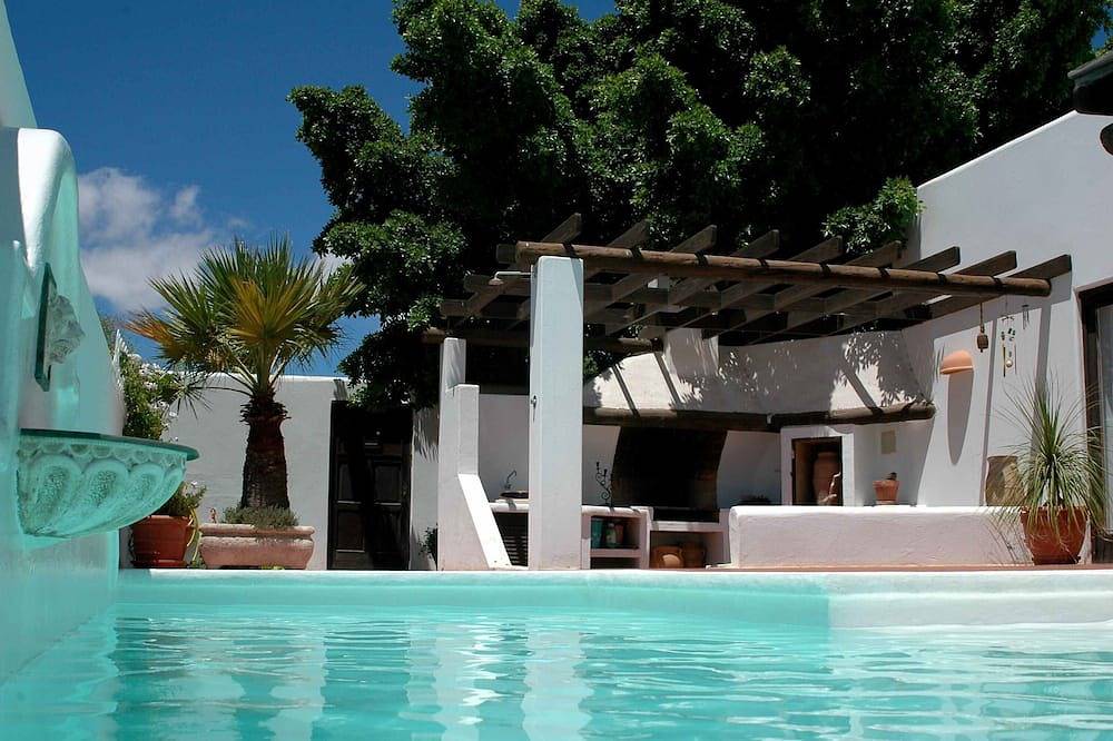 Los Helechos, Charming villa, pool with hydromassage and a large covered terrace in Playa Bastián, Teguise