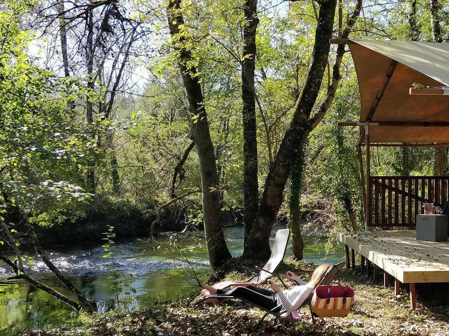 Camping Brantôme Peyrelevade - Tente en toile et en bois 4 personnes - Tente Luxe Lodge Safari Dimanche bord de rivière 40 m2 in Brantôme en Périgord, Périgord Vert