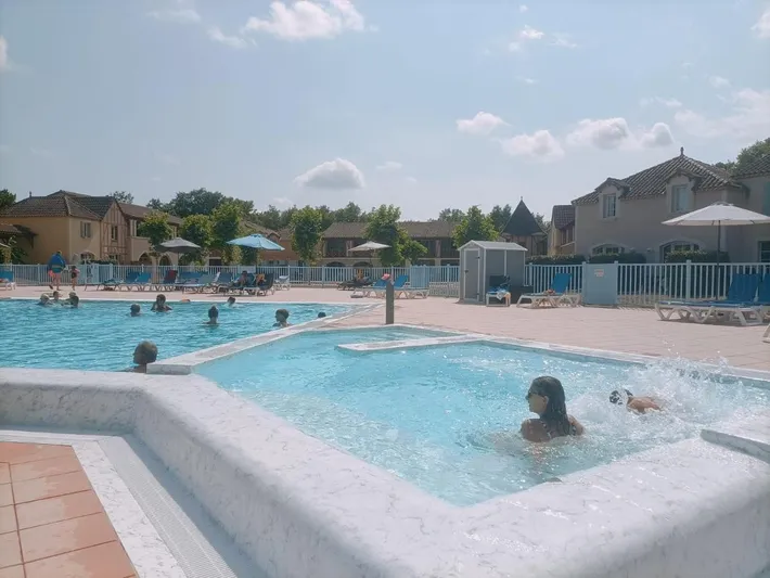 Casa de vacaciones para 5 personas, con piscina además de jardín y jacuzzi, Se admiten mascotas - 1