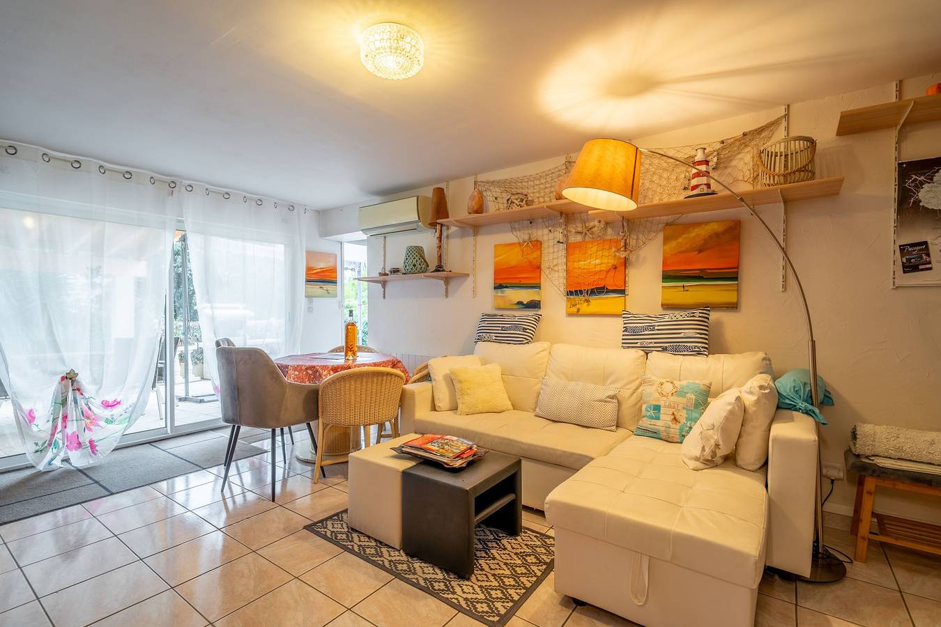 Ganze Wohnung, Ferienwohnung 'Le Grand Lapin Blanc' mit Meerblick, privater Terrasse und Wi-Fi in Saint Pierre la Mer, Fleury