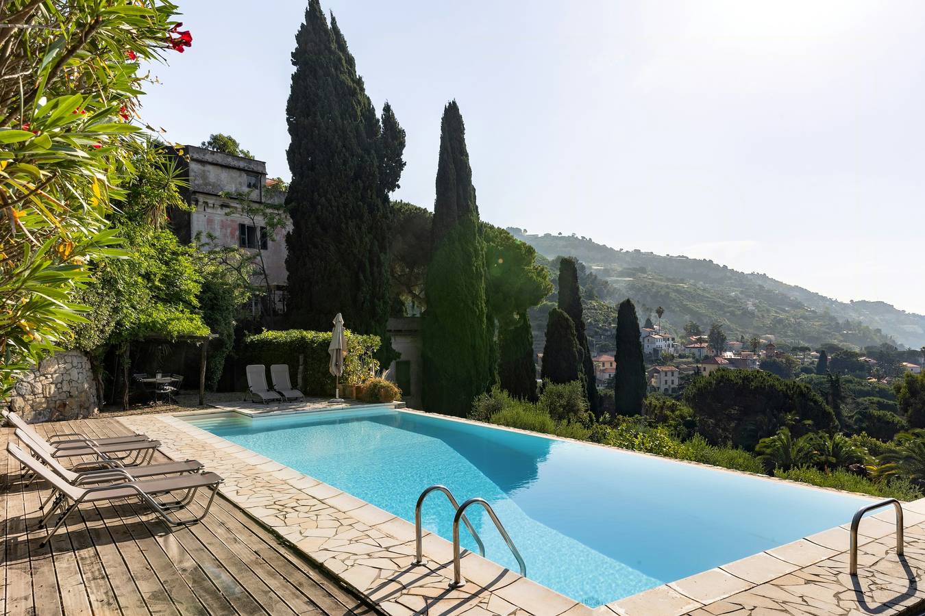 Aussichtsturm aus dem 16. Jahrhundert mit Swimmingpool in Latte (Ventimiglia), Ventimiglia