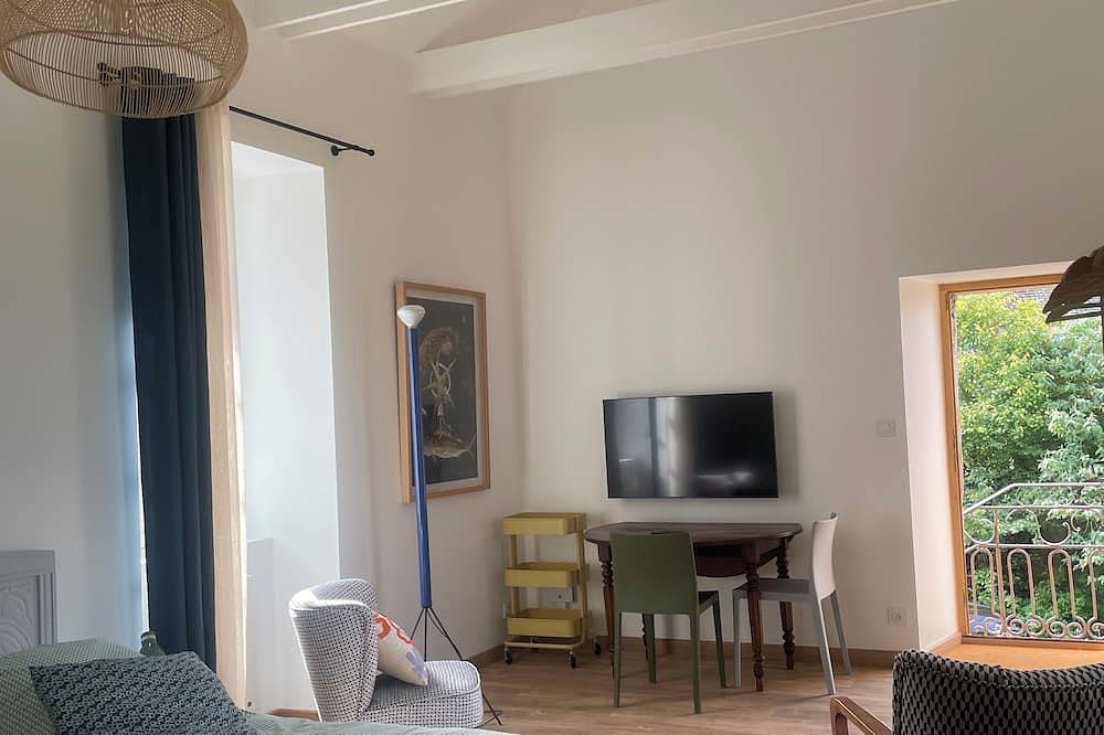 Ganze Wohnung, Between sea and land, charming 31m2 apartment in 18th century presbytery. in Pleudaniel, Rosa Granitküste