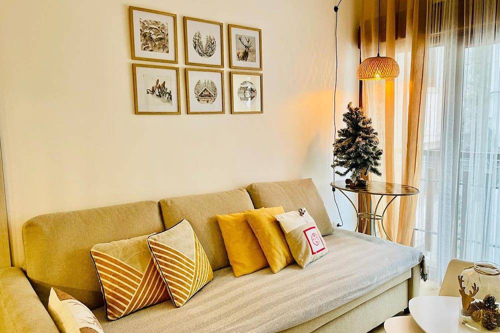 Entire apartment, Cozy Mountain Apartment in Central Villanúa – Sleeps 4, Fully Renovated in Villanúa, Spanish Pyrenees