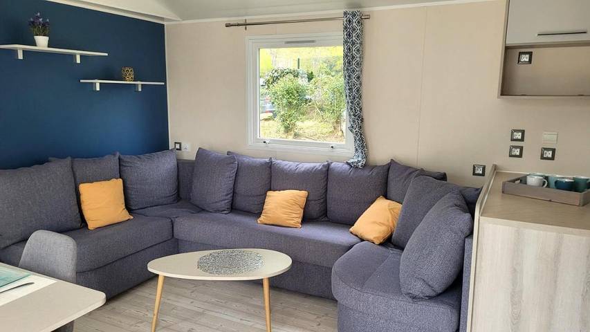 Camping pour 7 personnes, avec jardin et bassin pour enfant ainsi que piscine et jacuzzi, adapté aux familles