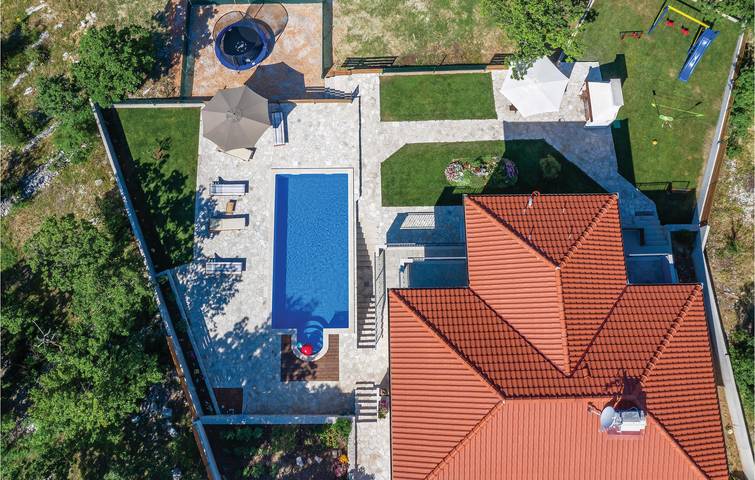 Schickes Apartment mit 2 Schlafzimmern, Pool, WLAN und Terrasse in Dalmatinisches Zagora