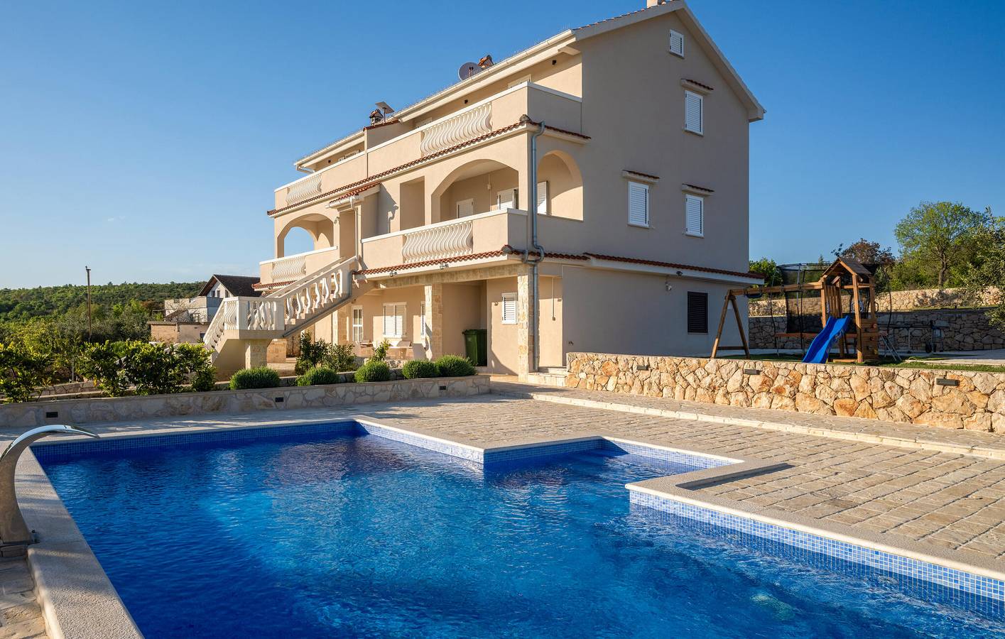 Reizendes Apartment am Pool mit Terrasse in der Nähe des Stadtzentrums von Posedarje in Posedarje, Zadar