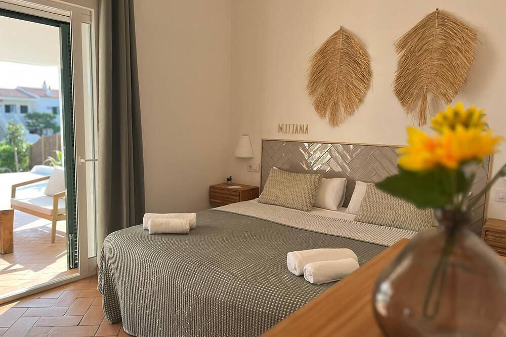 Relax en Villa con Piscina Privada a 1 Minuto de la Playa - Pet Friendly! in Santo Tomas, Es Migjorn Gran