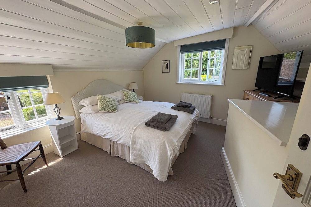 Stunning 3 bed/3 bath cottage nr Stonehenge & Bath, Sleeps 6.  Walled garden in Wiltshire