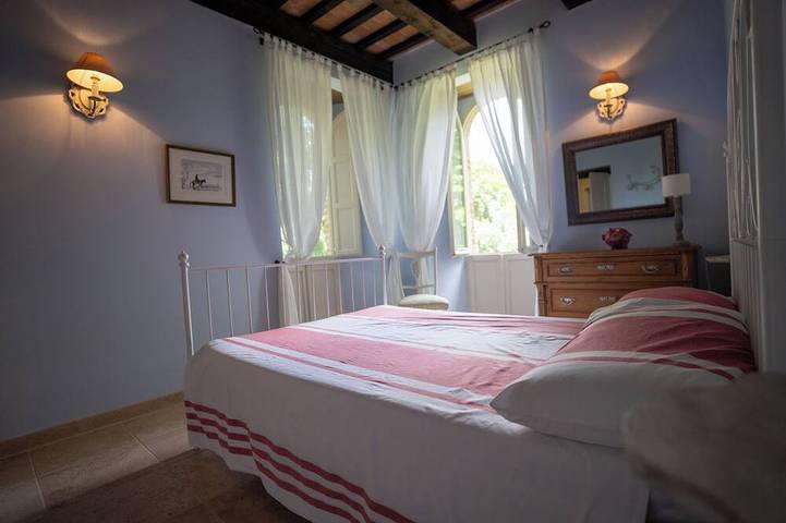 Ganze Wohnung, Cosy apartment on a tranquil estate with shared pool & mountain views in Amandola, Nationalpark Monti Sibillini