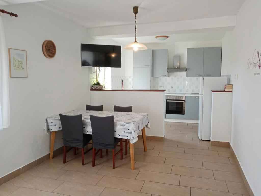 Ganze Ferienwohnung, Ferienwohnung mit Terrasse und Klimaanlage in Lopar, Rab