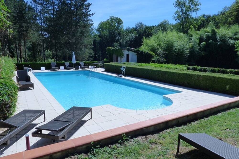 9 bedrooms with bathroom and toilet for 23 people, large swimming pool, river, terrace. in Montjoie-en-Couserans, Parc naturel régional des Pyrénées ariégeoises